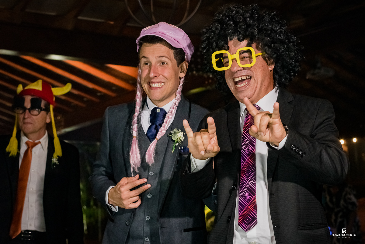 Noivo com seu amigo na balada de casamento no Espaço Verde Vale de Taubaté 