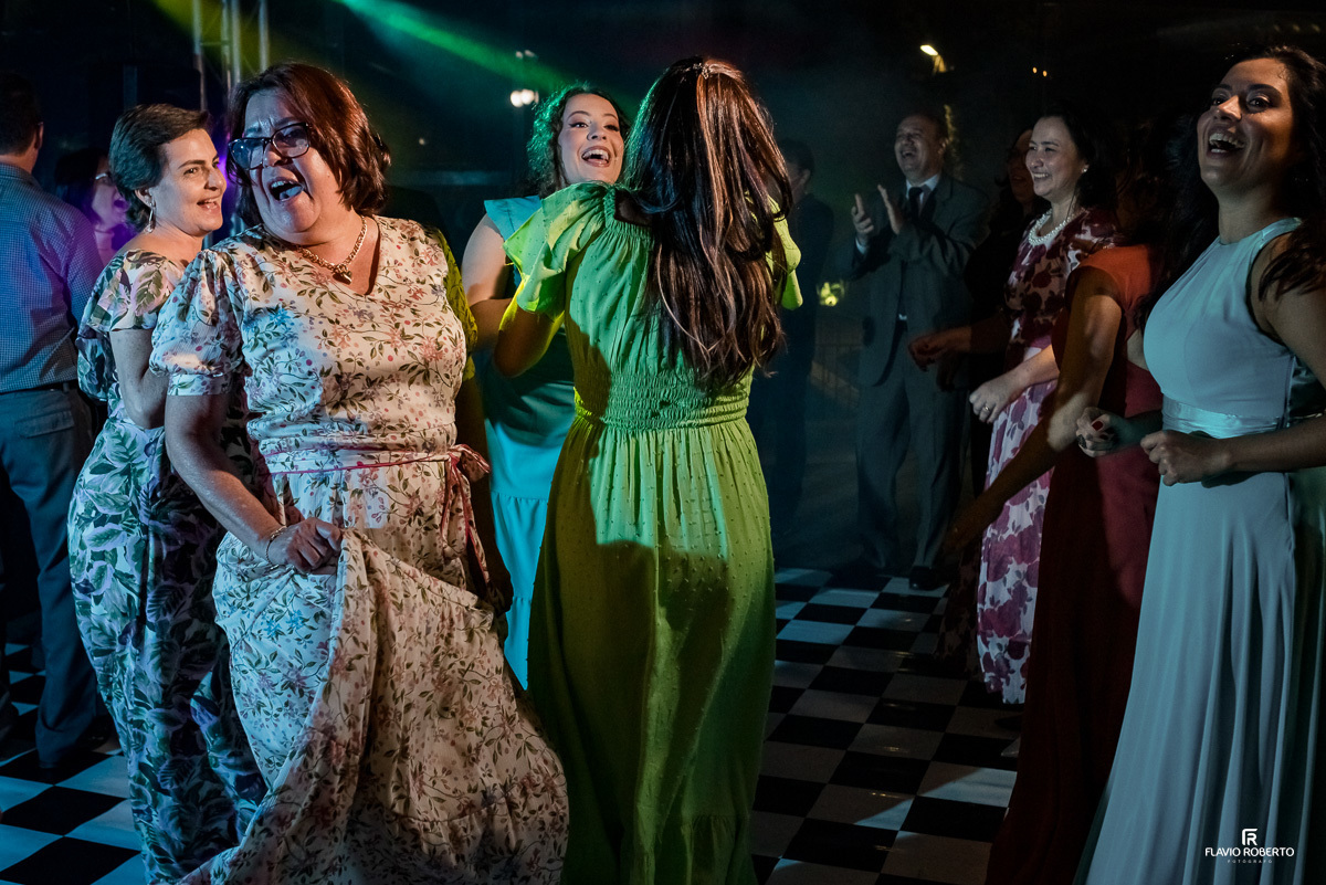 amigos dançando na balada de casamento no Espaço Verde Vale de Taubaté 