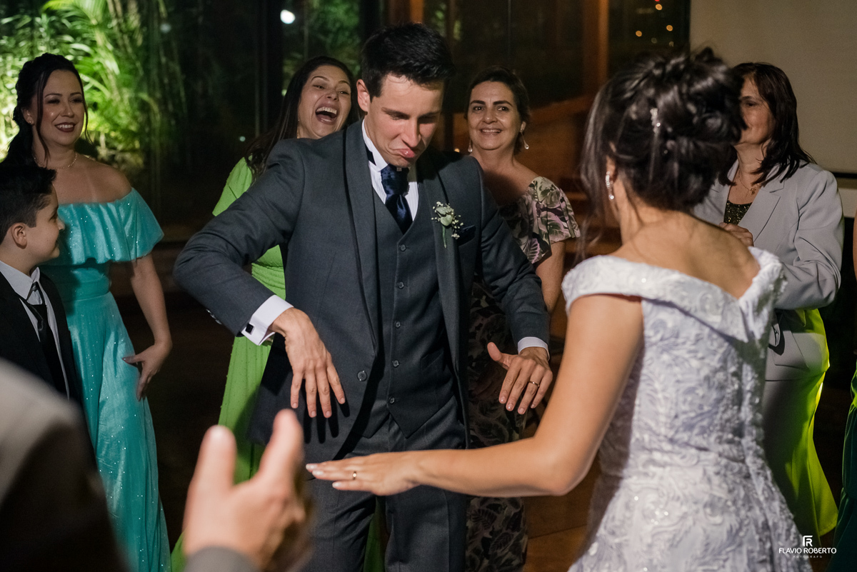 Noivos durante a balada de casamento no Espaço Verde Vale de Taubaté 
