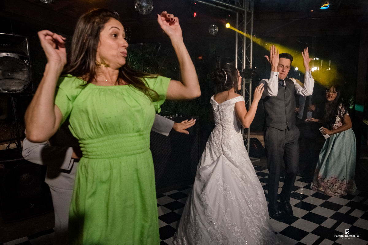 Noivos durante a balada de casamento no Espaço Verde Vale de Taubaté 