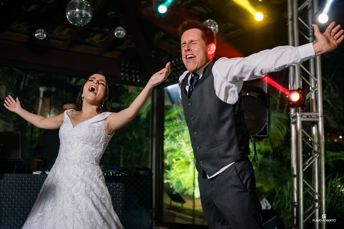 Noivos durante a balada de casamento no Espaço Verde Vale de Taubaté 