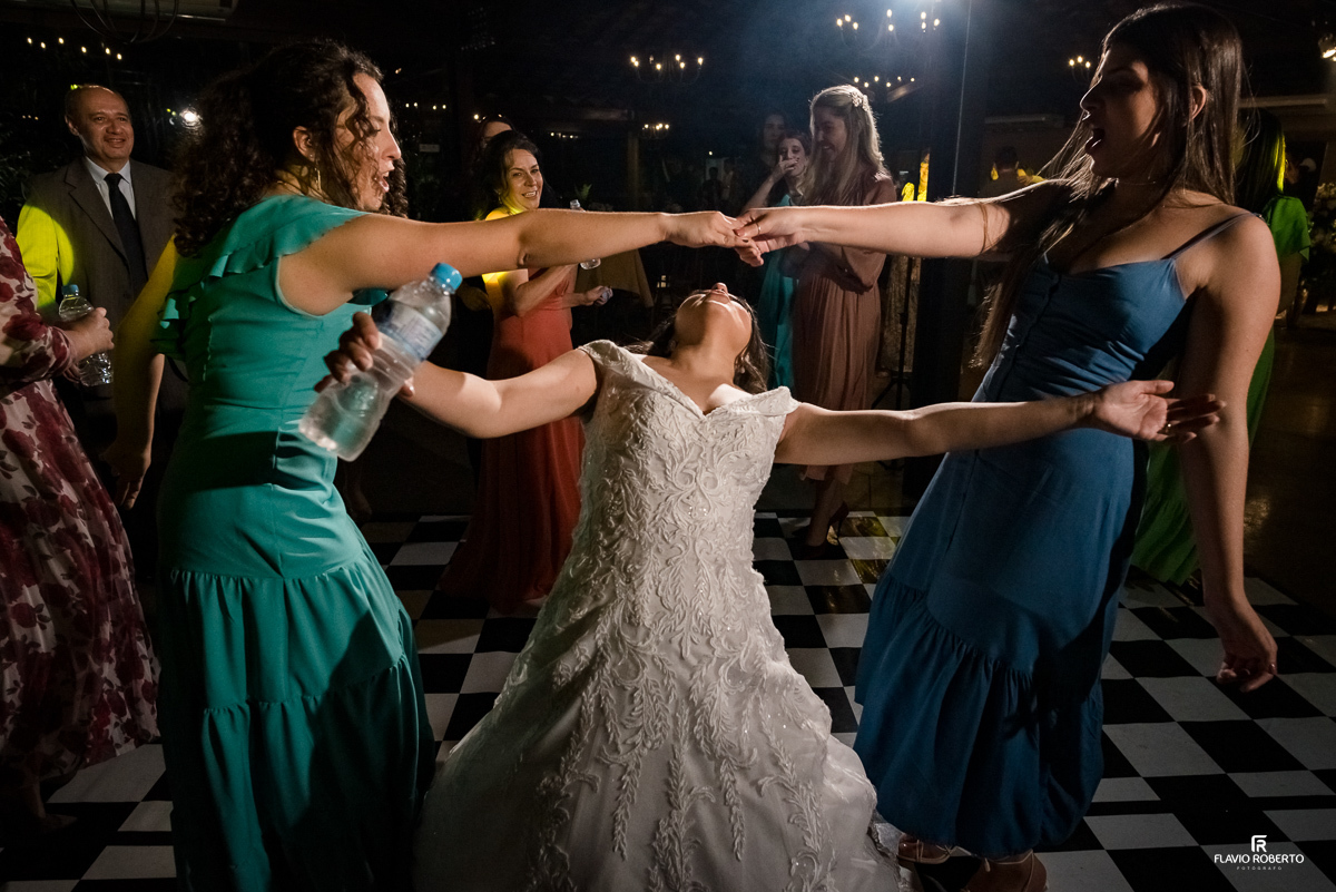 Noivos durante a balada de casamento no Espaço Verde Vale de Taubaté 