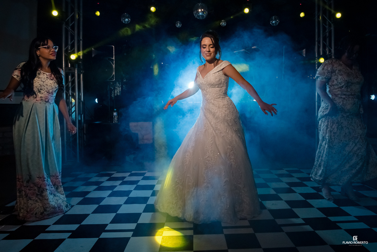Noivos juntos durante a festa de casamento no Espaço Verde Vale de Taubaté 