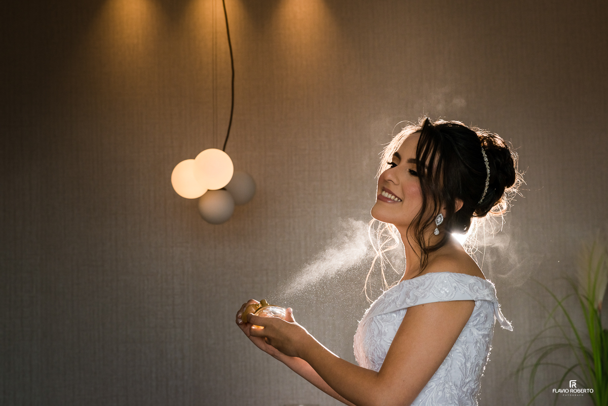  noiva passando perfume durante making Of em Casamento no Espaço Verde Vale em Taubaté-SP