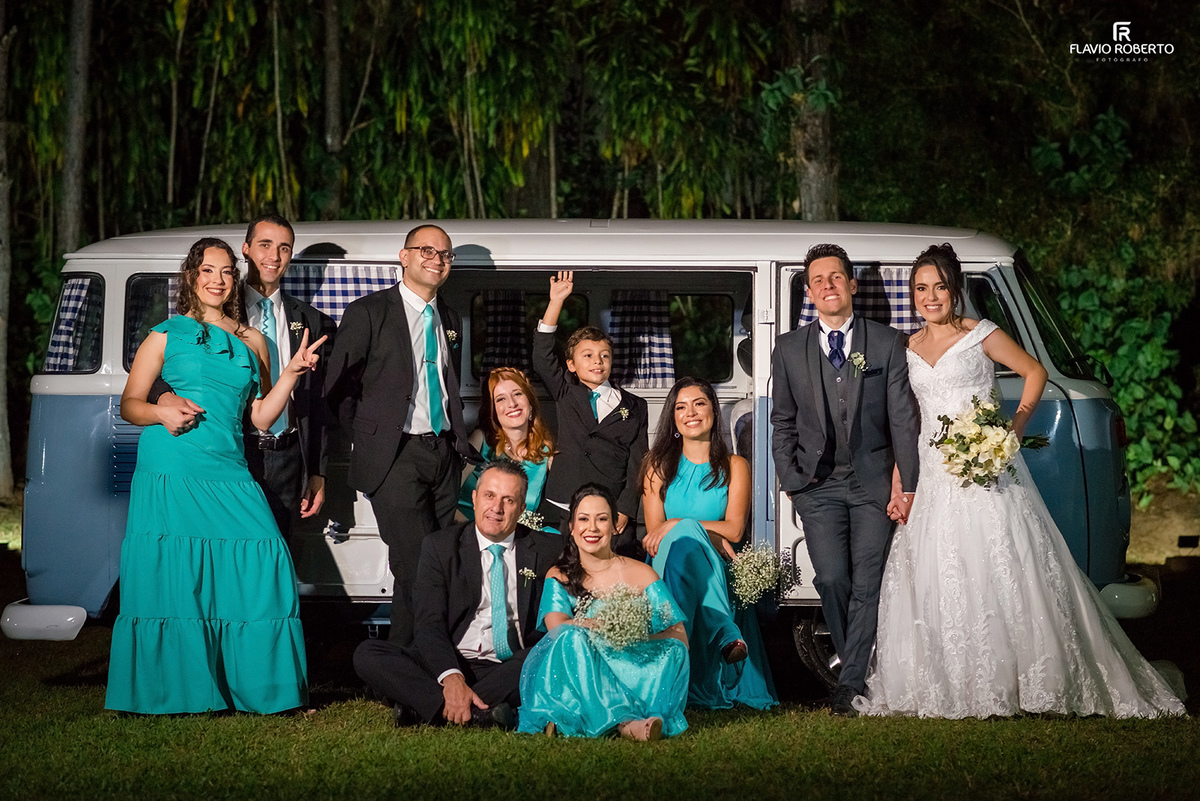Casal com seus padrinhos na Kombi  durante Casamento no Espaço Verde Vale em Taubaté