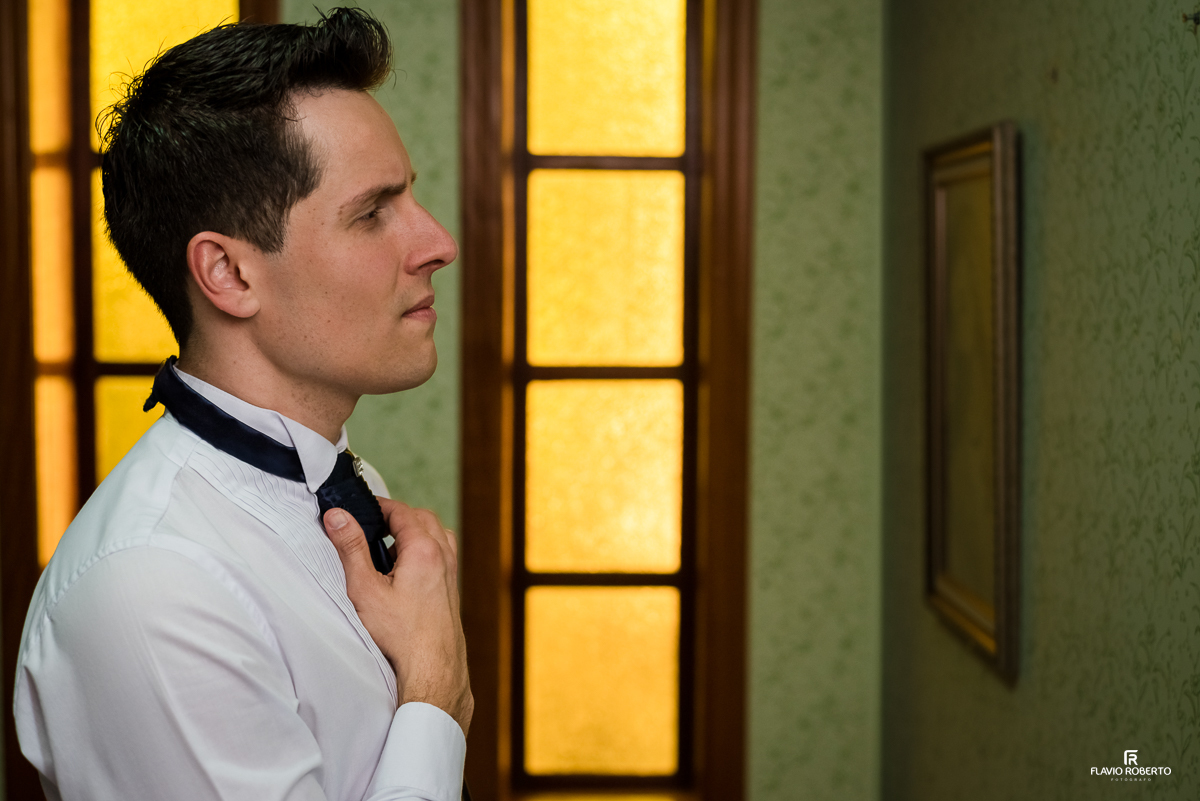 Noivo arrumando sua gravata em Casamento no Espaço Verde Vale em Taubaté-SP
