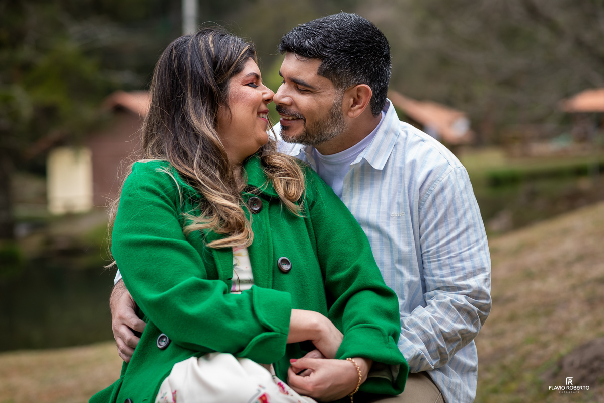 casal namorando durante Ensaio Pre Wedding no Horto de Florestal de Campos de Jordão