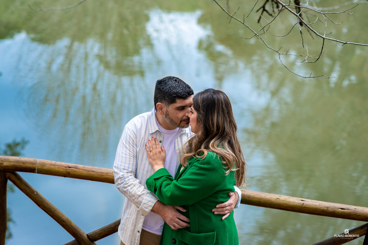 noivos namorando do lado do lago durante Ensaio Pre Wedding no Horto de Florestal de Campos de Jordão