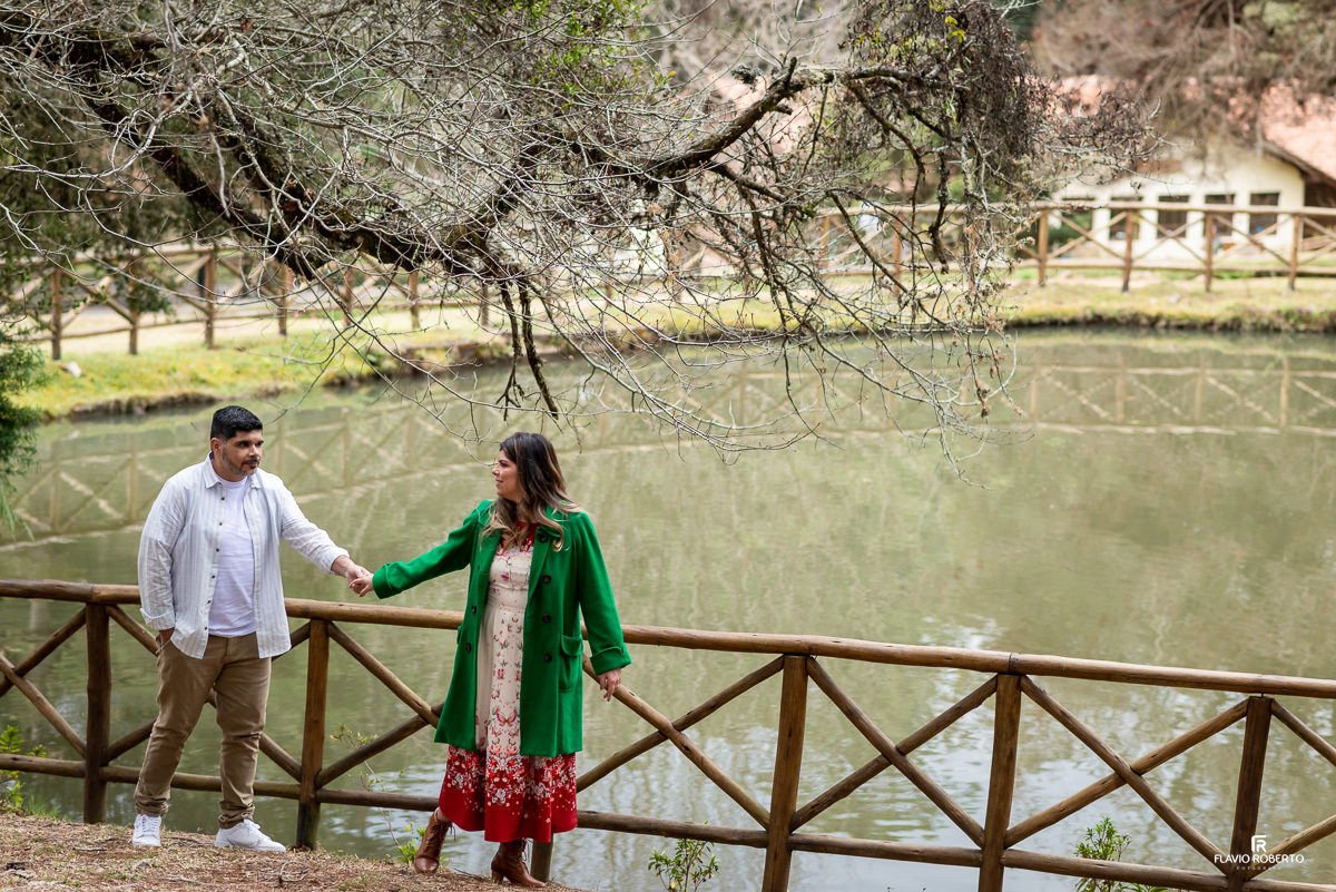 noivos caminhando de mãos dadas do lado do lago durante Ensaio Pre Wedding no Horto de Florestal de Campos de Jordão