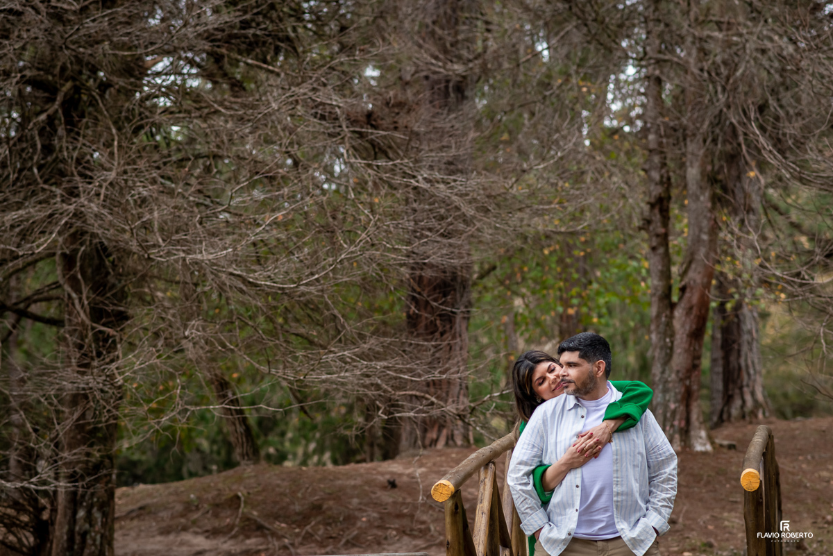 casal abraçado durante Ensaio Pre Wedding no Horto de Florestal de Campos de Jordão