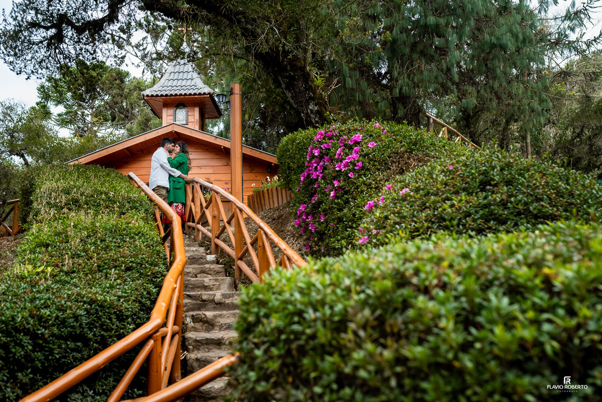 noivos abraçados na escadaria em frente da capela durante Ensaio Pre Wedding no Horto de Florestal de Campos de Jordão