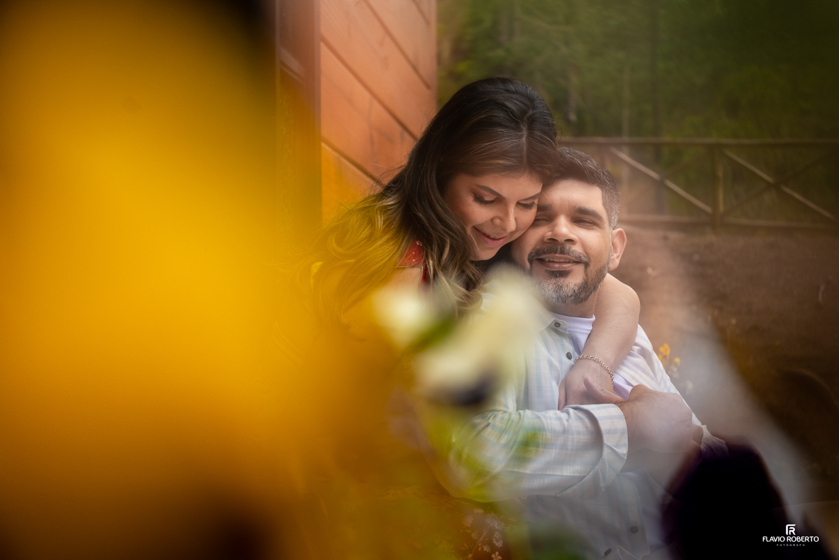 namorados abraçados durante Ensaio Pre Wedding no Horto de Florestal de Campos de Jordão