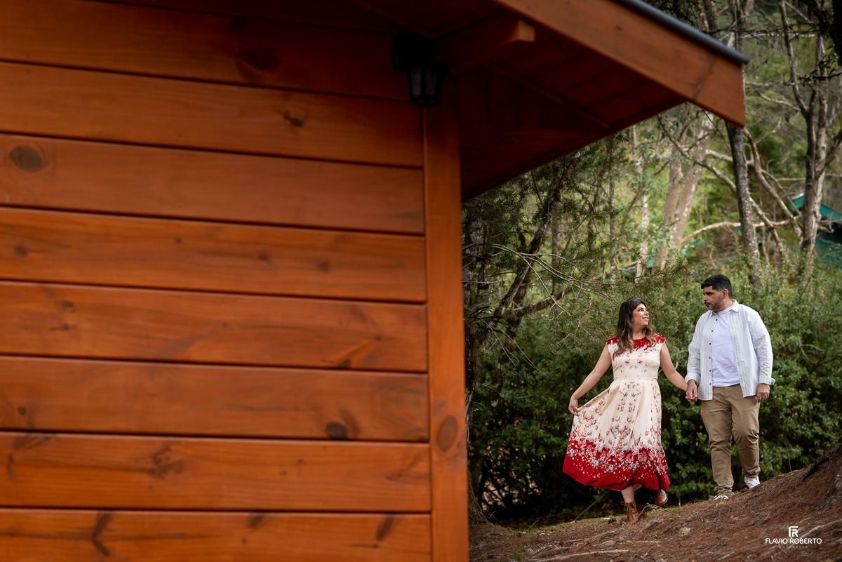 noivos caminhando durante Ensaio Pre Wedding no Horto de Florestal de Campos de Jordão