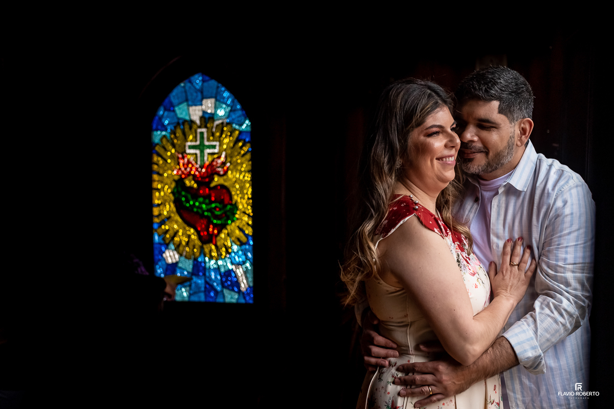 casal abraçado dentro da capela durante Ensaio Pre Wedding no Horto de Florestal de Campos de Jordão