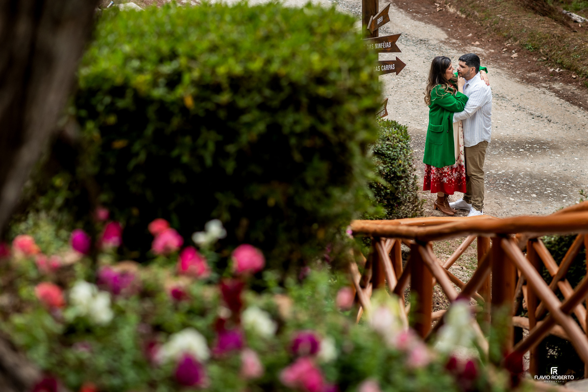 noivos abraçados do lado da escadaria durante Ensaio Pre Wedding no Horto de Florestal de Campos de Jordão