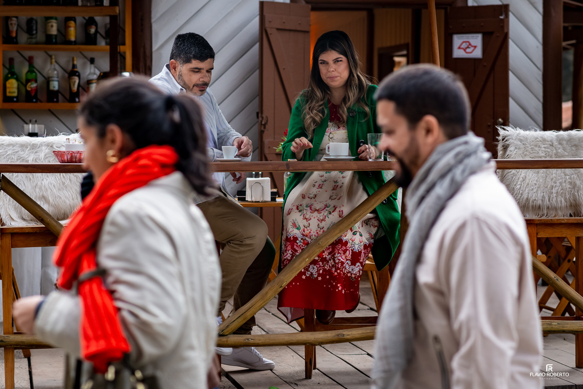 noivos tomando café durante Ensaio Pre Wedding no Horto de Florestal de Campos de Jordão
