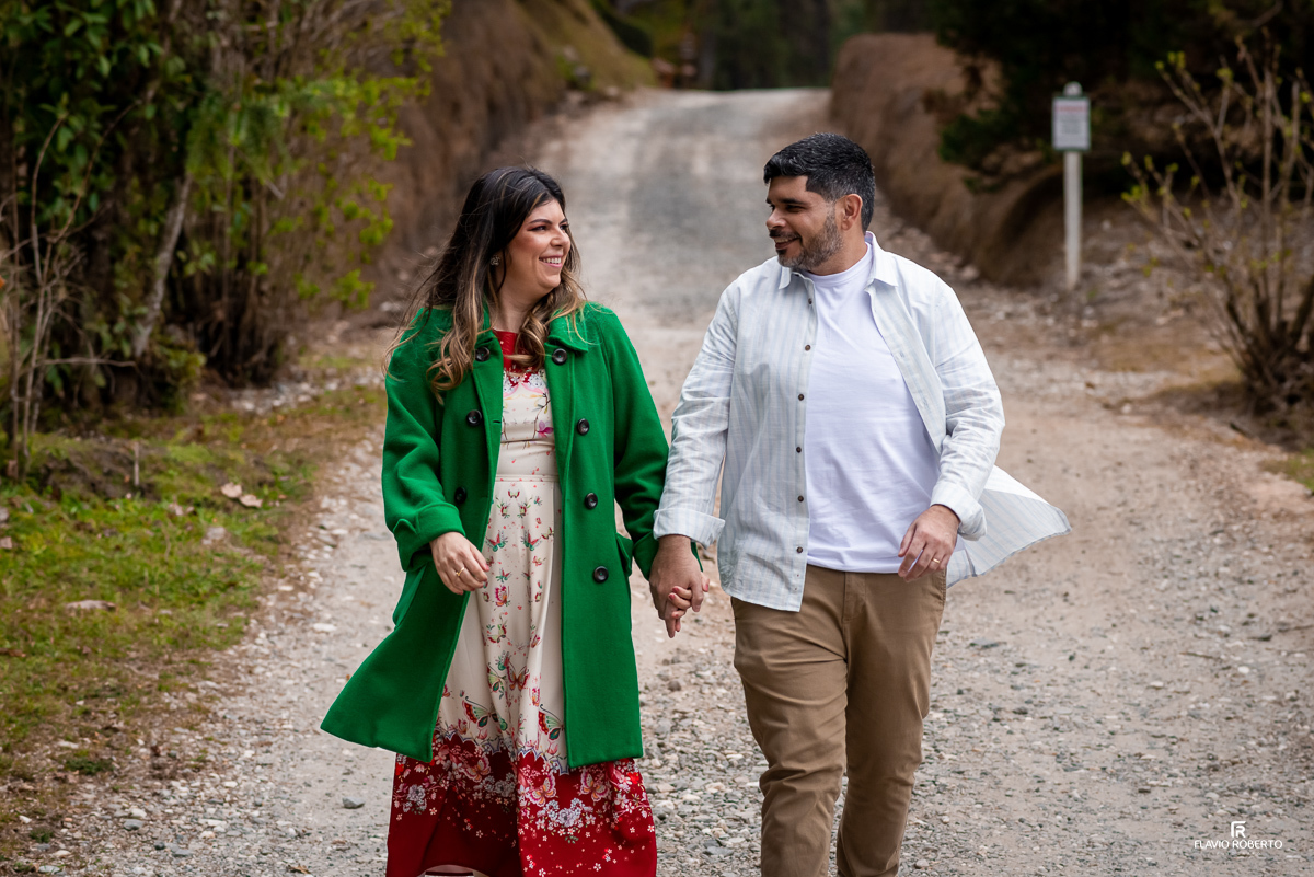 casal caminhando durante Ensaio Pre Wedding no Horto de Florestal de Campos de Jordão