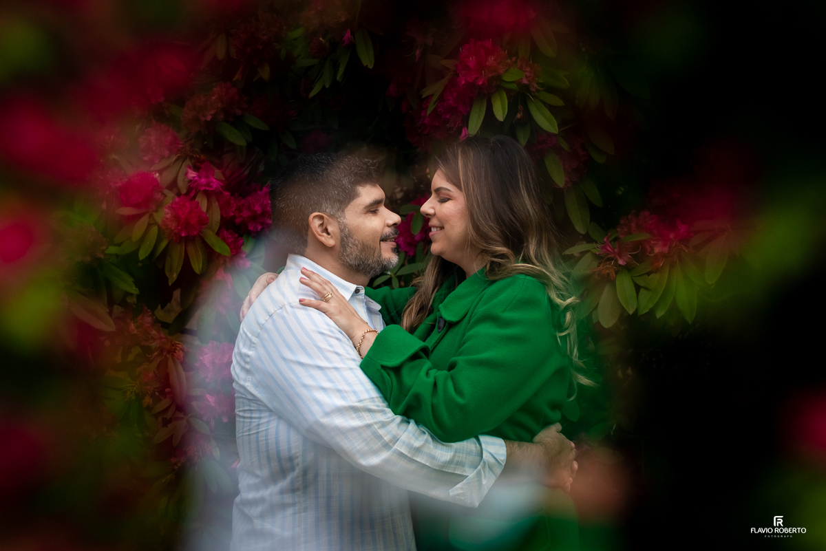 casal se olhando durante Ensaio Pre Wedding no Horto de Florestal de Campos de Jordão