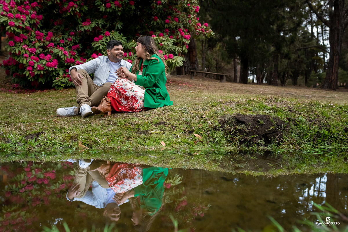 casal sentado do lado do córrego durante Ensaio Pre Wedding no Horto de Florestal de Campos de Jordão
