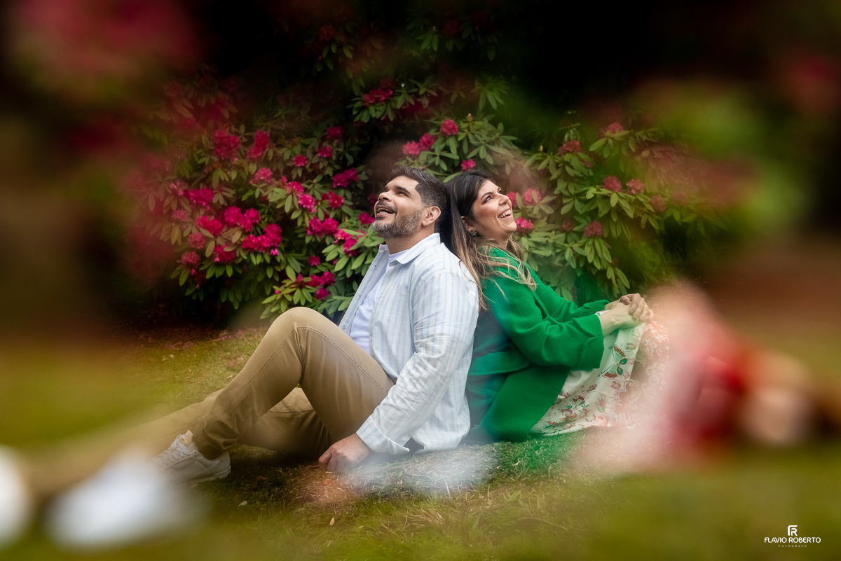 casal sentado na grama durante Ensaio Pre Wedding no Horto de Florestal de Campos de Jordão