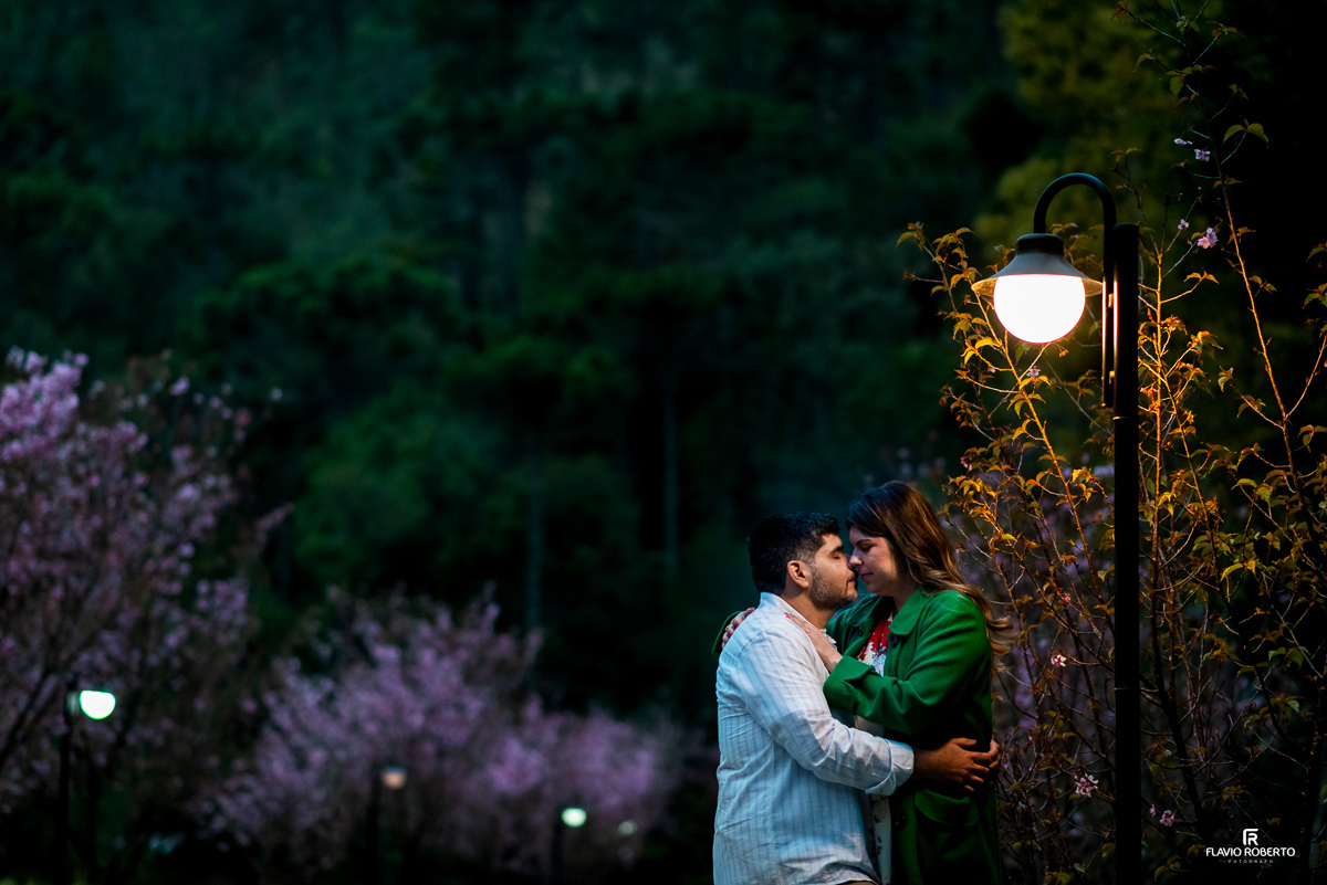 casal se beijando durante Ensaio Pre Wedding no Horto de Florestal de Campos de Jordão
