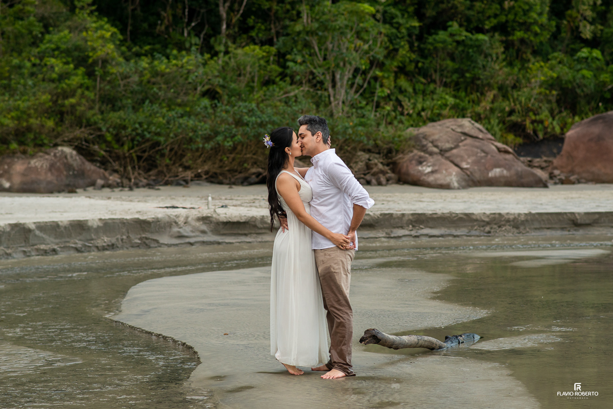 noivos se beijando durante Ensaio Pre Wedding na Praia Itamambuca de Ubatuba