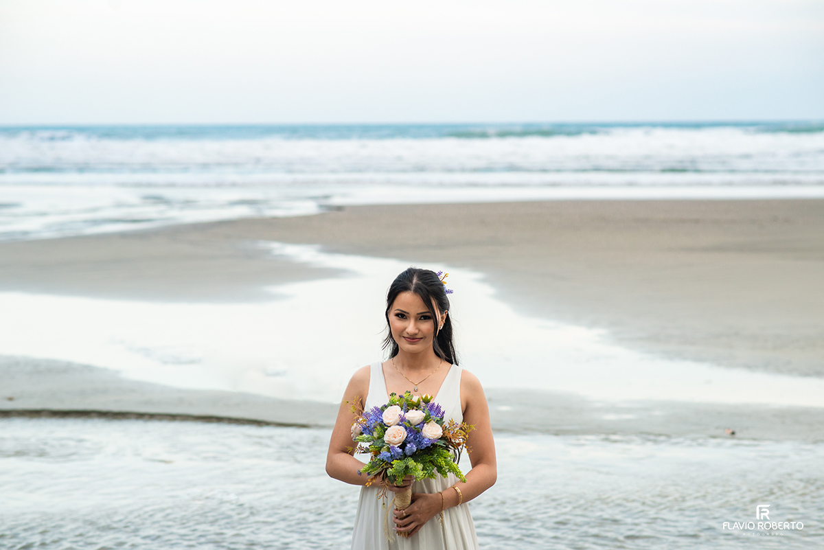 noiva segurando seu buquê durante Ensaio Pre Wedding na Praia Itamambuca de Ubatuba