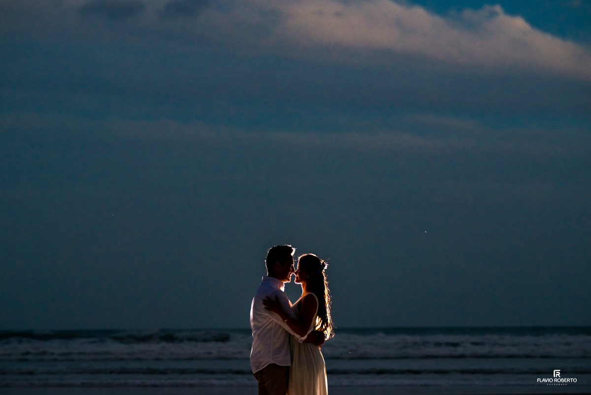 noivos abraçados no anoitecer durante Ensaio Pre Wedding na Praia Itamambuca de Ubatuba