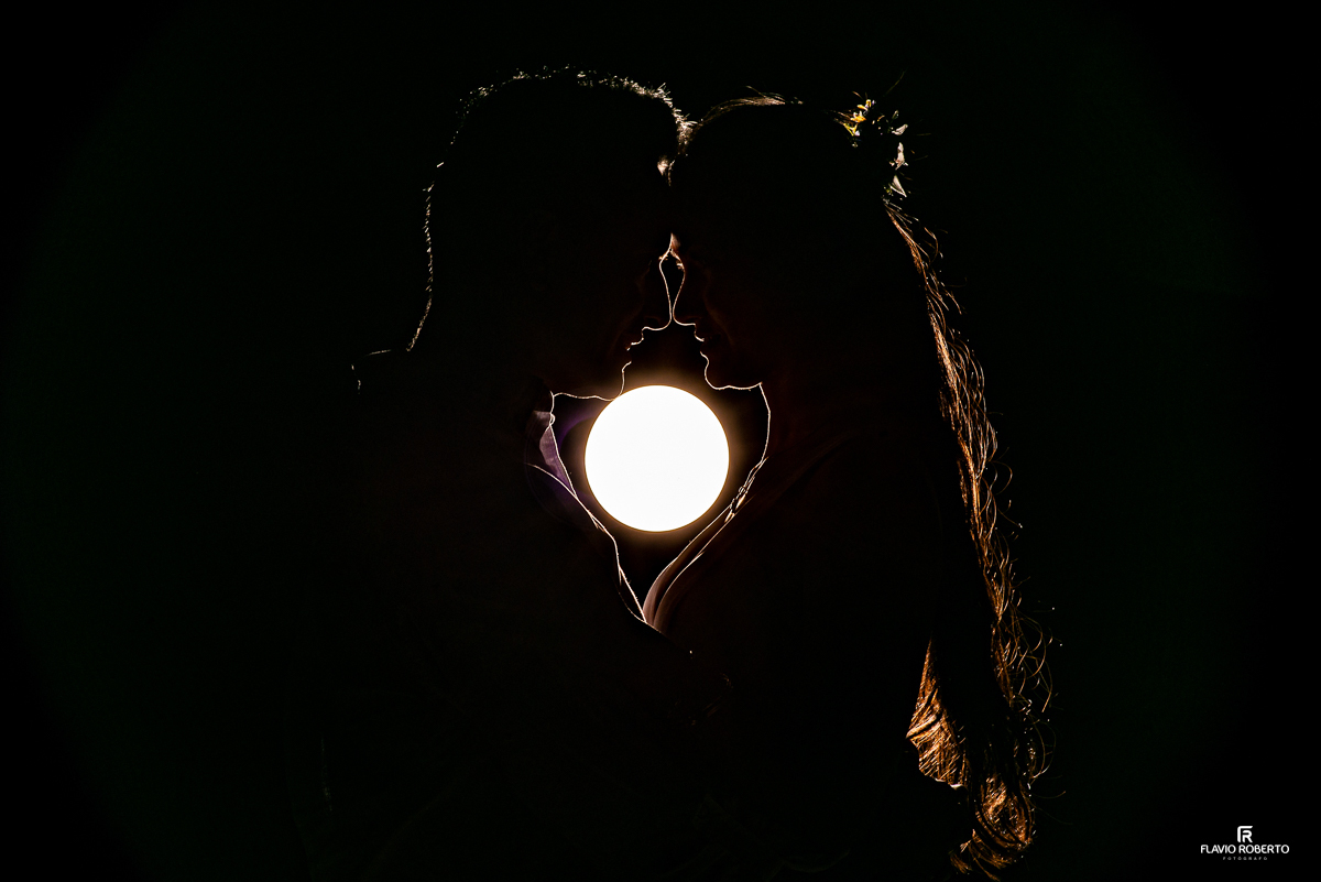 casal abraçado de noite durante Ensaio Pre Wedding na Praia Itamambuca de Ubatuba