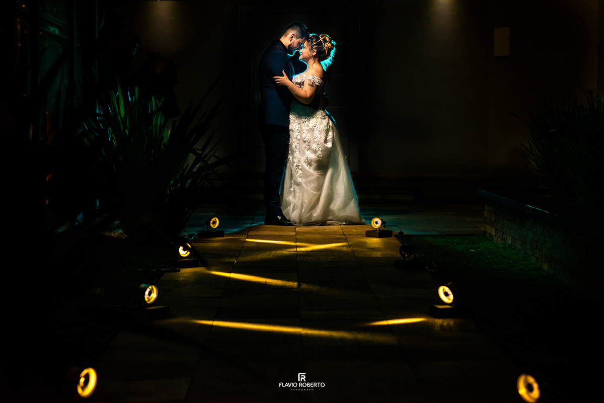 Noivos abraçados durante Festa de Casamento no Espaço Garden em Cruzeiro, SP