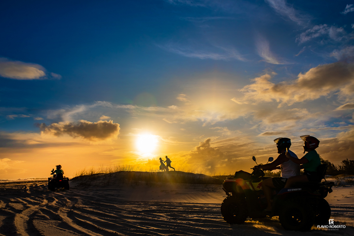 Silhueta do casal correndo no pôr do sol, durante Ensaio Pre Wedding em Arraial do Cabo, Rio de Janeiro