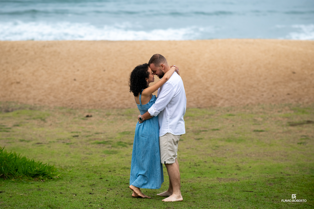 casal abraçado na grama durante Ensaio Pre Wedding na praia vermelha do norte em ubatuba