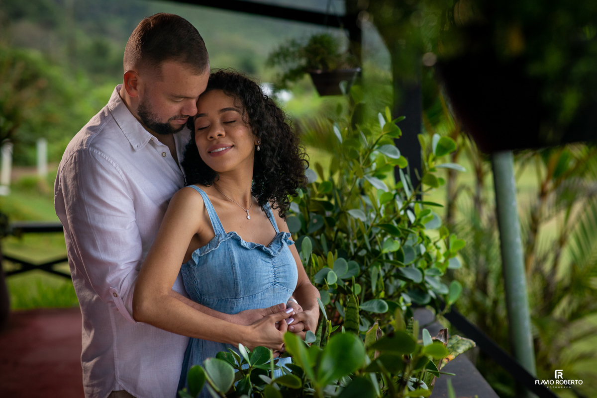casal abraçado durante Ensaio Pre Wedding na praia vermelha do norte em ubatuba