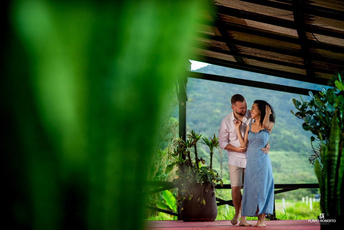 casal caminhando pelo quiosque abraçado e dando risadas, durante Ensaio Pre Wedding na praia vermelha do norte em ubatuba
