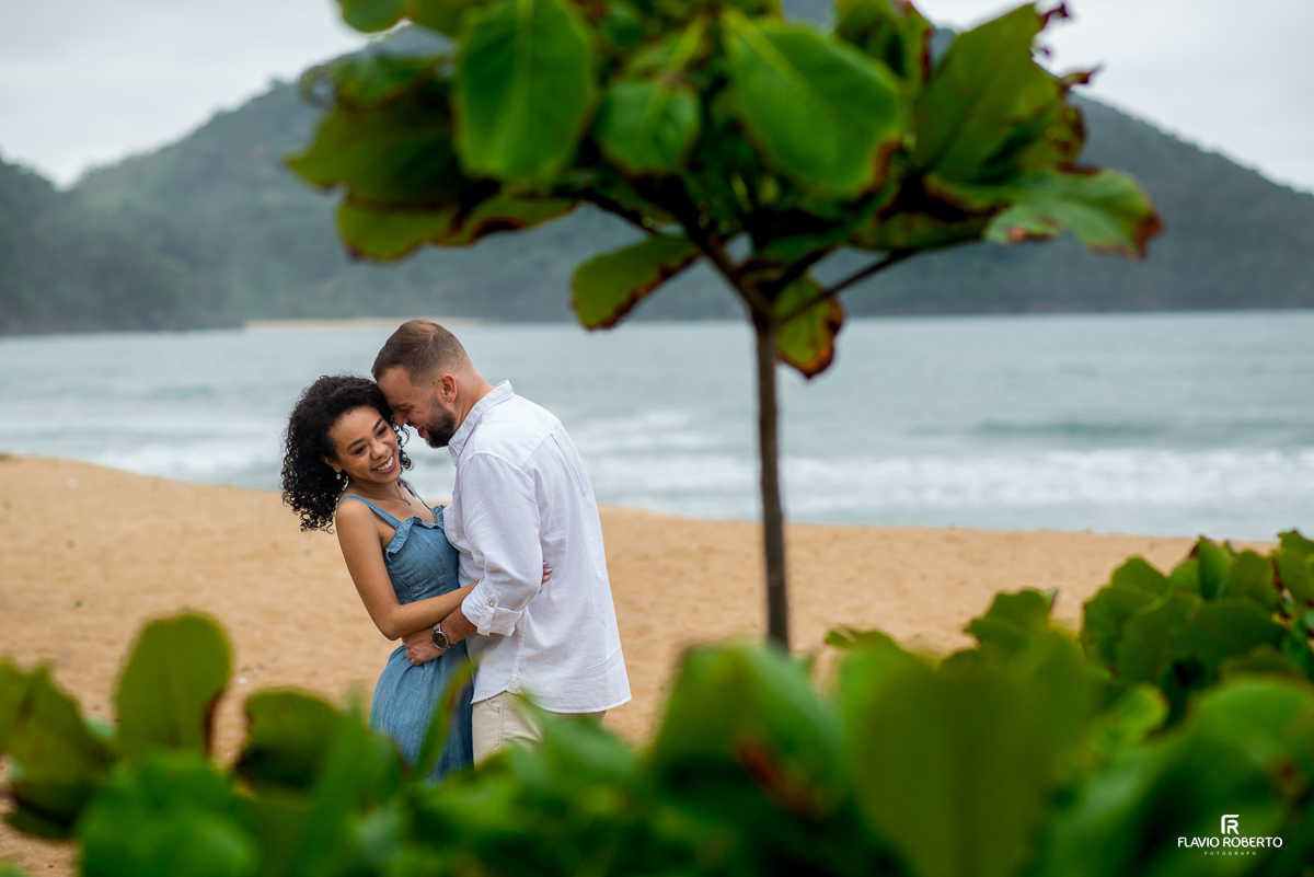 noivos abraçados entre as árvores, durante Ensaio Pre Wedding na praia vermelha do norte em ubatuba