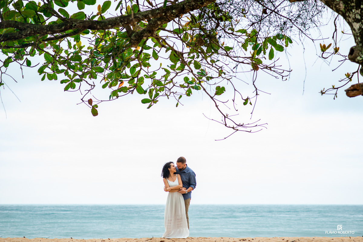 casal junto em frente ao mar, durante Ensaio Pre Wedding na praia vermelha do norte em ubatuba