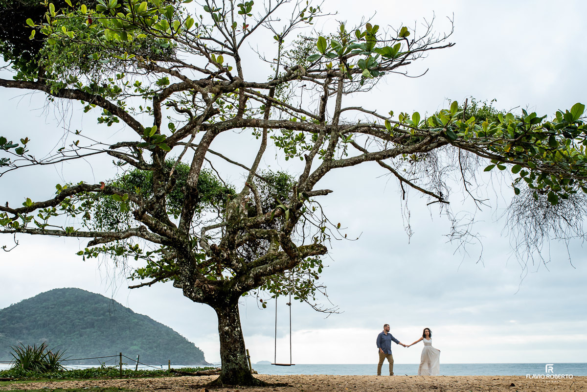 casal junto durante Ensaio Pre Wedding na praia vermelha do norte em ubatuba