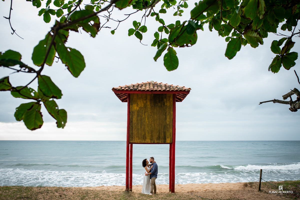 noivos abraçados em baixo da casinha do salva vidas durante Ensaio Pre Wedding na praia vermelha do norte em ubatuba
