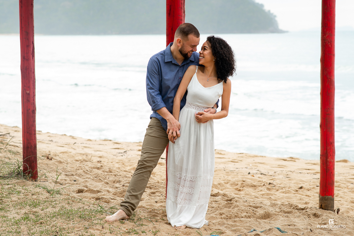 casal junto durante Ensaio Pre Wedding na praia vermelha do norte em ubatuba