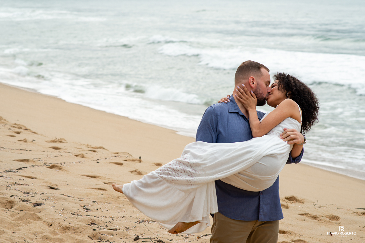 noivo beijando sua noiva no colo durante Ensaio Pre Wedding na praia vermelha do norte em ubatuba