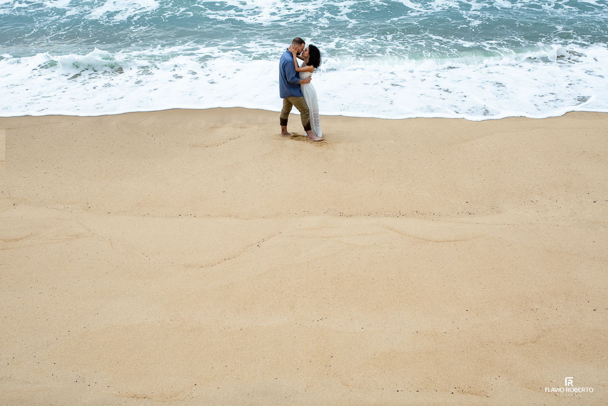 casal junto durante Ensaio Pre Wedding na praia vermelha do norte em ubatuba