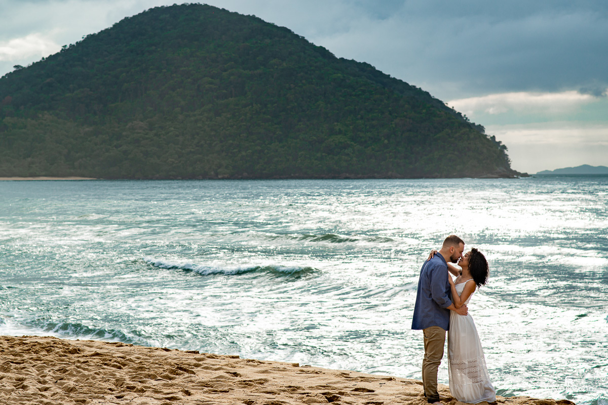 casal junto durante Ensaio Pre Wedding na praia vermelha do norte em ubatuba