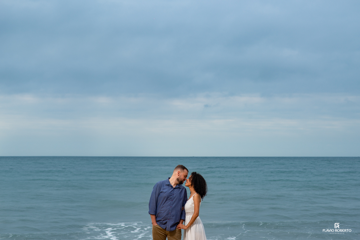 casal junto durante Ensaio Pre Wedding na praia vermelha do norte em ubatuba
