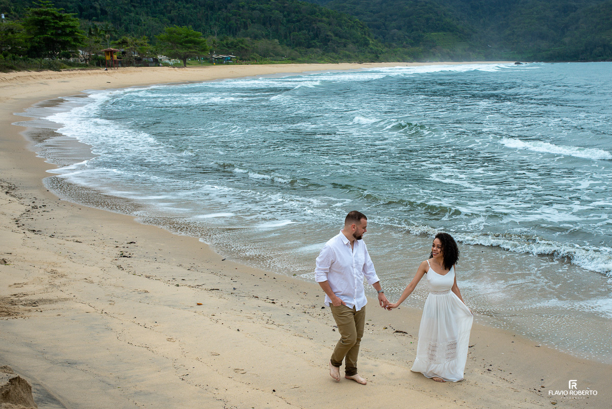 casal junto durante Ensaio Pre Wedding na praia vermelha do norte em ubatuba