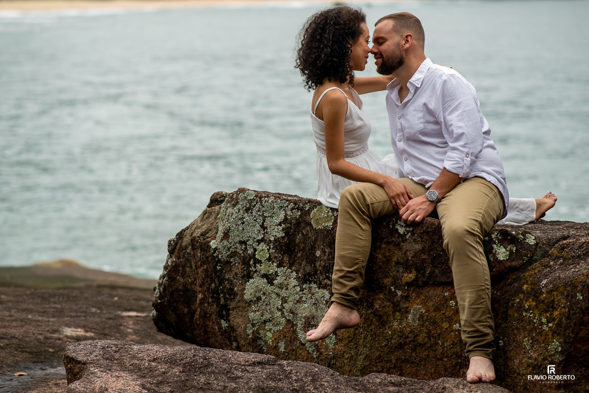 casal namorando nas pedras, durante Ensaio Pre Wedding na praia vermelha do norte em ubatuba