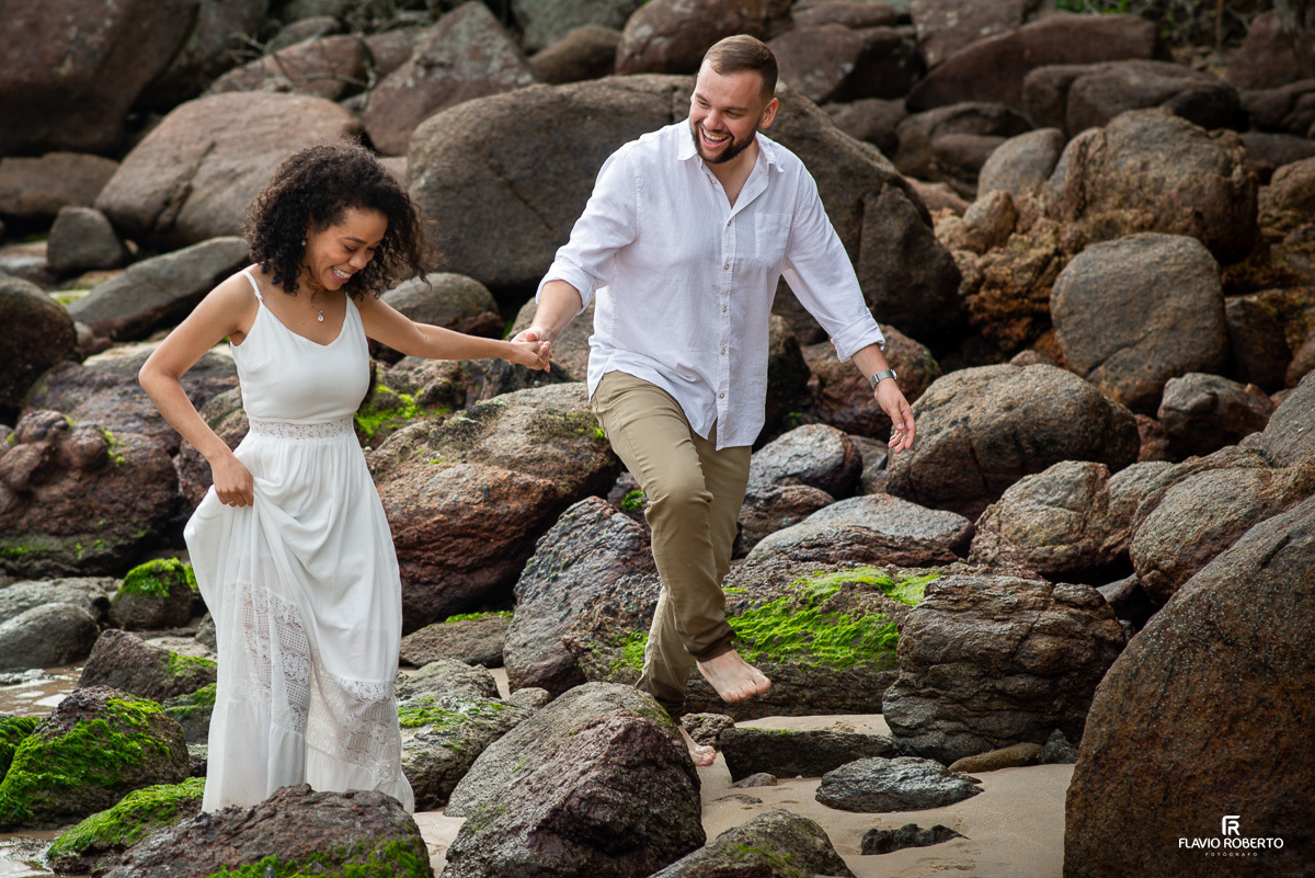 casal namorando nas pedras, durante Ensaio Pre Wedding na praia vermelha do norte em ubatuba