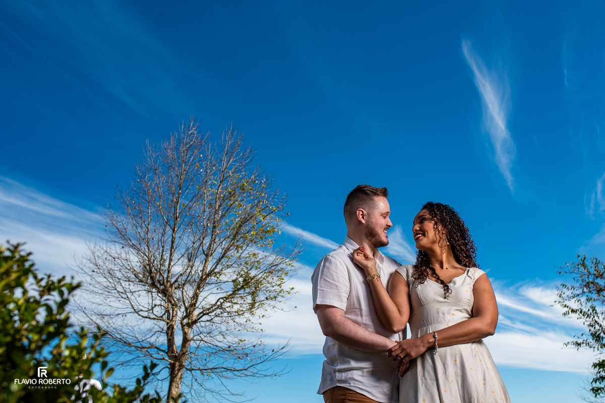 Noivos abraçados durante Ensaio Pre Wedding em Campos do Jordão