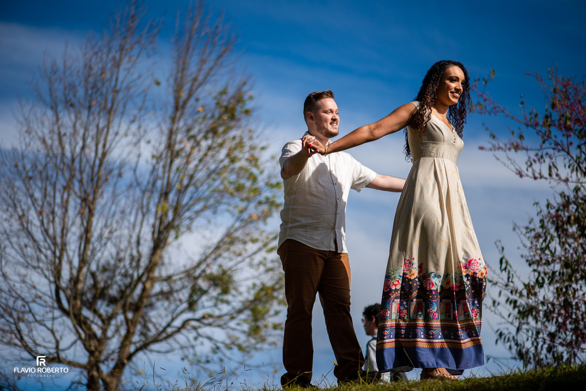 Noiva caminhado, puxando seu noivo durante Ensaio Pre Wedding em Campos do Jordão