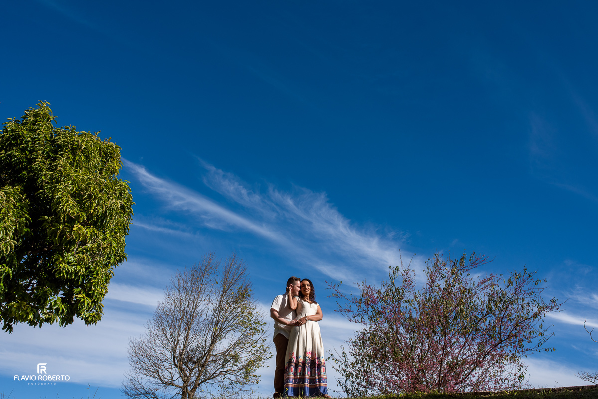 Noivos abraçadinhos durante Ensaio Pre Wedding em Campos do Jordão