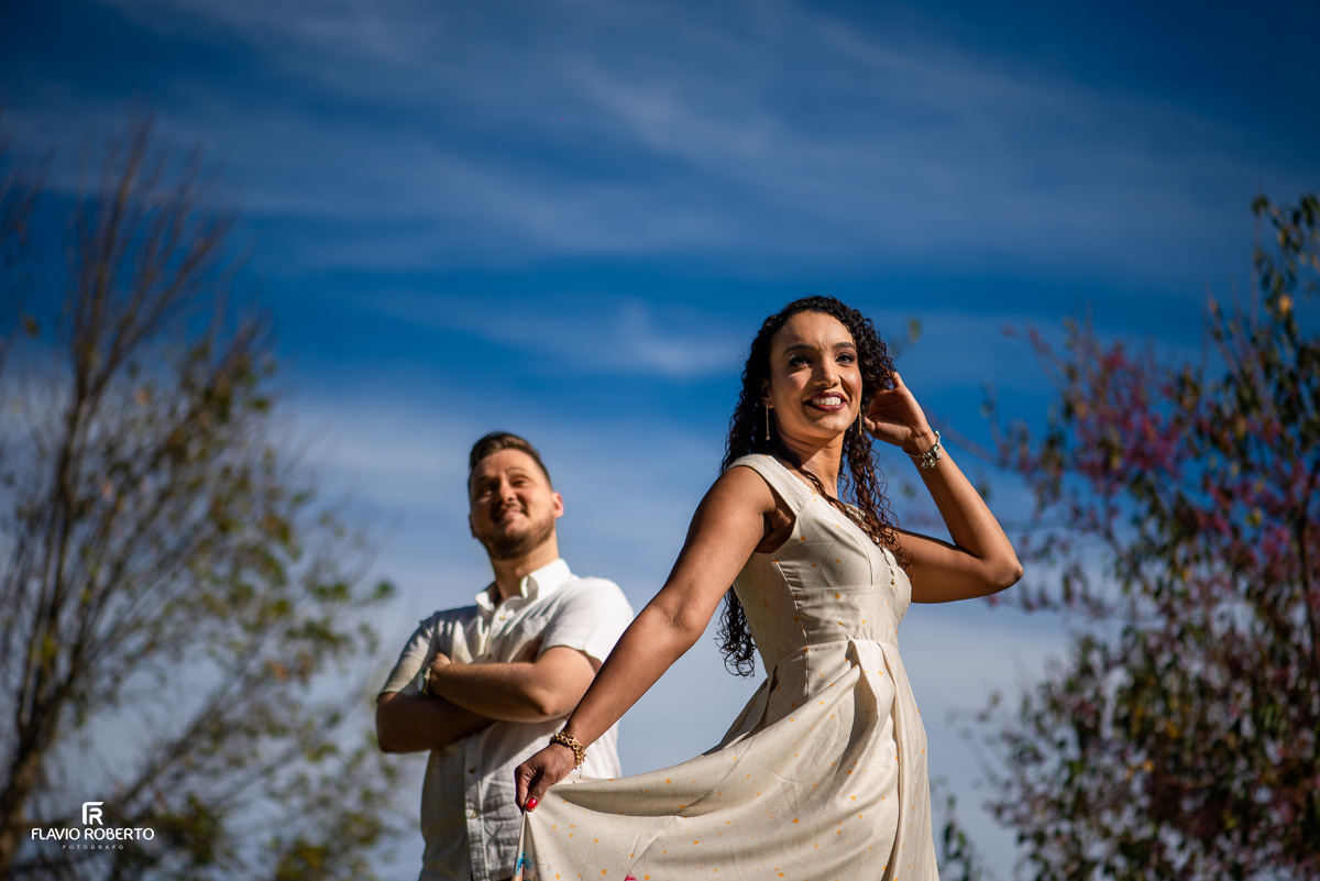 Noiva segurando seu vestido sendo observada pelo noivo, durante Ensaio Pre Wedding em Campos do Jordão